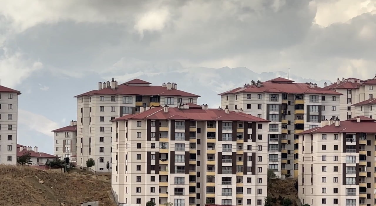 HAKKARİ’NİN YÜKSEKOVA İLÇESİNDEKİ YÜKSEK KESİMLERE MEVSİMİN İLK KARI YAĞDI.