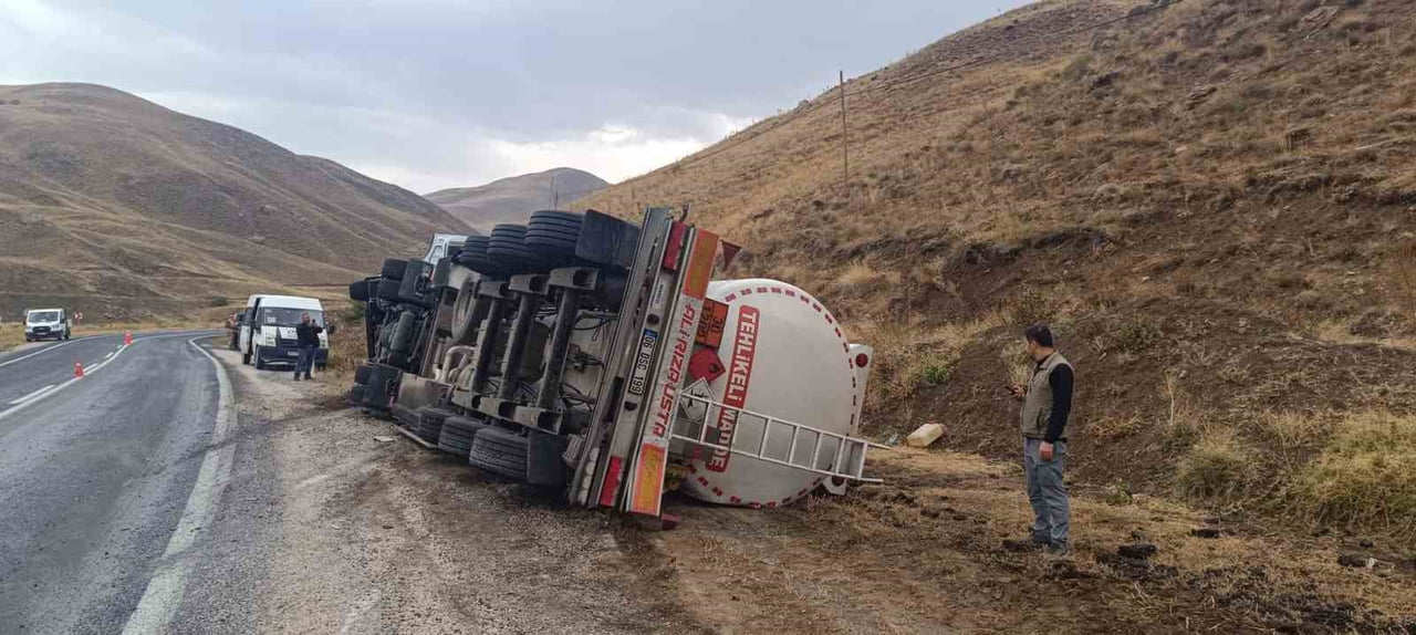 HAKKARİ-VAN KARA YOLUNDA DİKİLTAŞ KÖYÜ YAKINLARINDA YAĞIŞLI HAVA NEDENİYLE KONTROLDEN ÇIKAN TANKER...