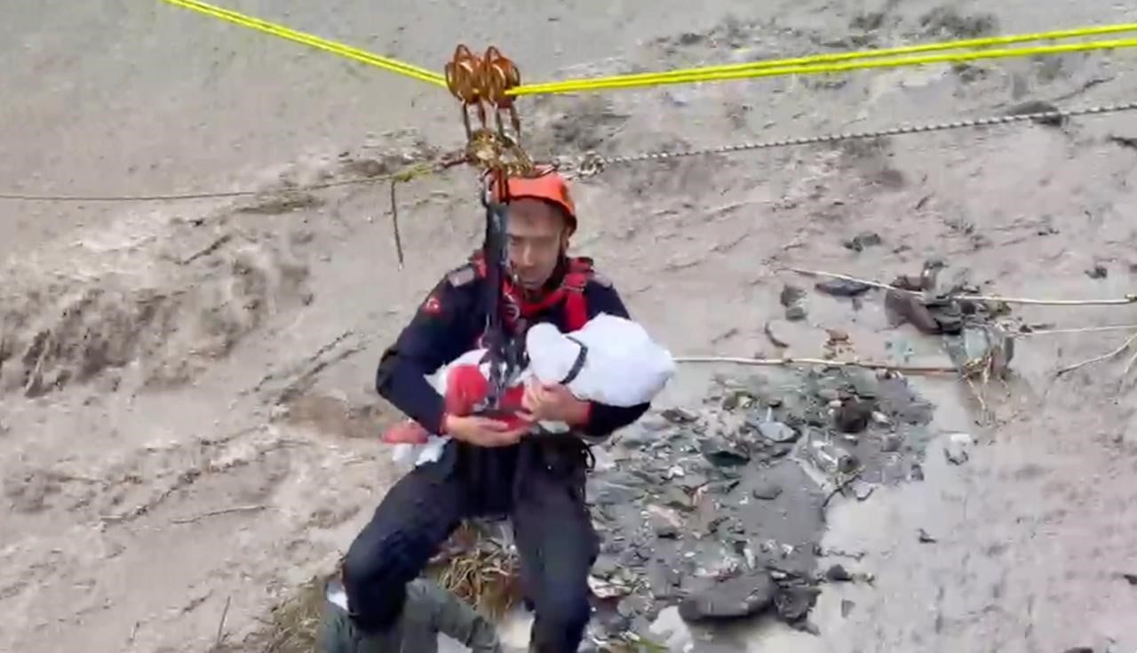 HALATA ASILI HALDE KARŞI GEÇTİĞİ ESNADA KUCAĞINDAKİ BEBEK UYANMASIN DİYE PIŞPIŞLAYARAK KARŞIYA...