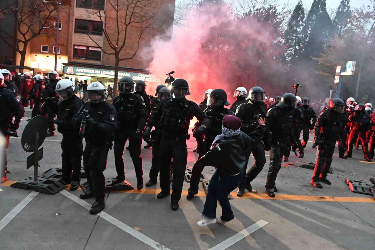 HAMBURG (İHA) - ALMANYA’DA 34 ŞEHİRDE YÜRÜTÜLEN GENÇLİK PROTESTOLARI KAPSAMINDA HAMBURG’DA SOKAĞA...