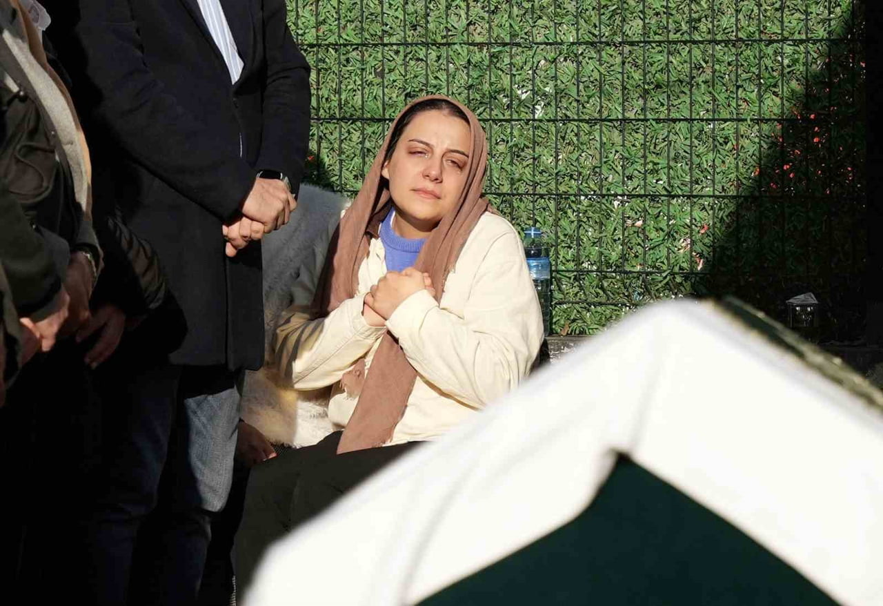 HAŞİM CİRİTLİOĞLU SON YOLCULUĞUNA UĞURLANIRKEN, KIZININ "BENİM GÜZEL BABAM" ŞEKLİNDEKİ FERYATLARI...