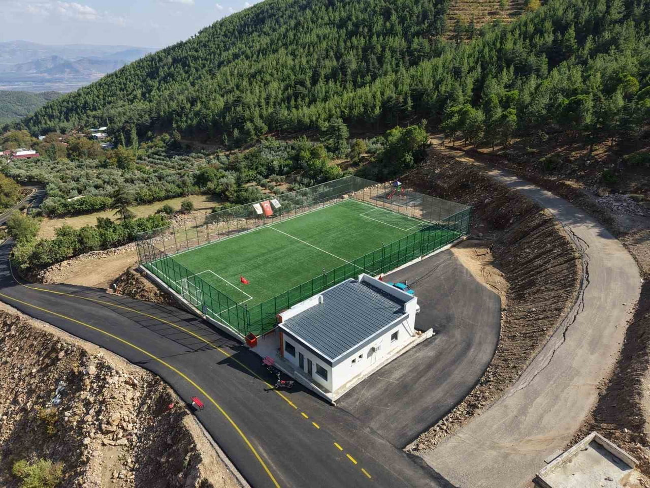 HASSA’DA HATAY BÜYÜKŞEHİR BELEDİYESİ TARAFINDAN GERÇEKLEŞTİRİLEN BETON ASFALT ÇALIŞMASI...