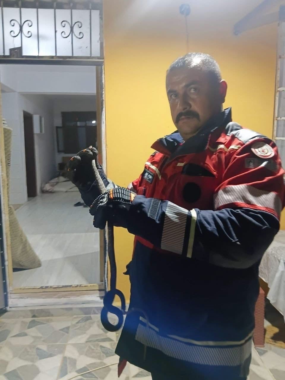 HASSA’DA YERLEŞİM YERİNDE GÖRÜLEN YILAN, İTFAİYE EKİPLERİ TARAFINDAN YAKALANARAK DOĞAL YAŞAM...