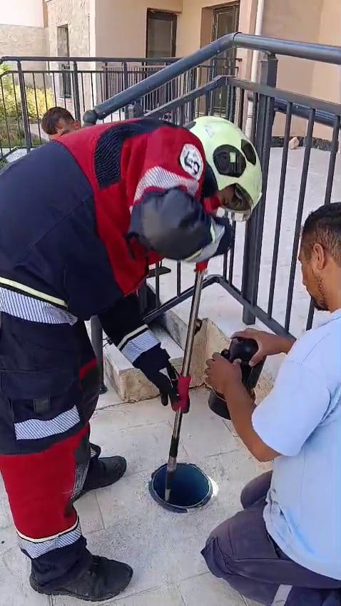 HATAY'DA APARTMANIN ÖNÜNDE BULUNAN HAVALANDIRMA BORUSUNA DÜŞEN YAVRU KEDİ, MİYAVLAMA SESLERİYLE...