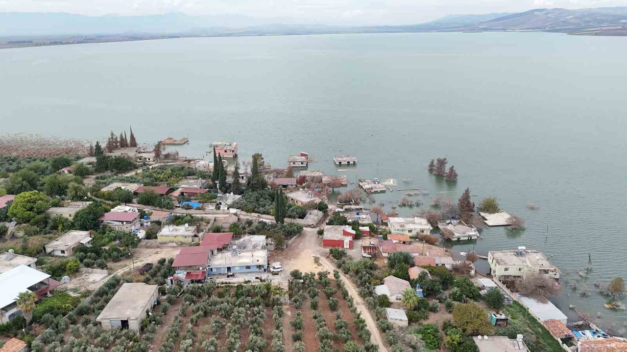 HATAY'DA GEÇEN YIL KURAKLIK NEDENİYLE SU SEVİYESİ DÜŞEN REYHANLI BARAJI, BU YIL ETKİLİ OLAN AŞIRI...