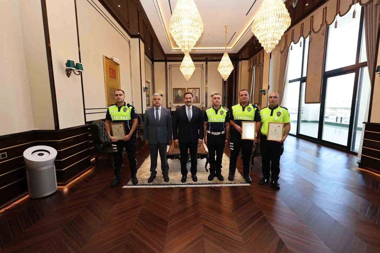 HATAY'DA GÖREVLERİNİ YAPTIKLARI ESNADA GELİŞEN OLAYLAR KARŞISINDA ÖRNEK DAVRANIŞ SERGİLEYEREK...