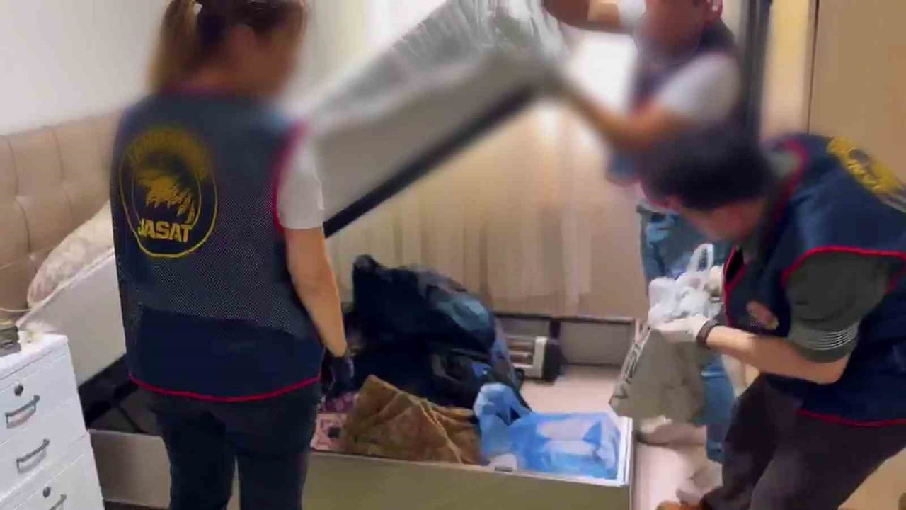 HATAY'DA JANDARMA EKİPLERİ TARAFINDAN GERÇEKLEŞTİRİLEN UYUŞTURUCU OPERASYONUNDA ARANAN EVDE...