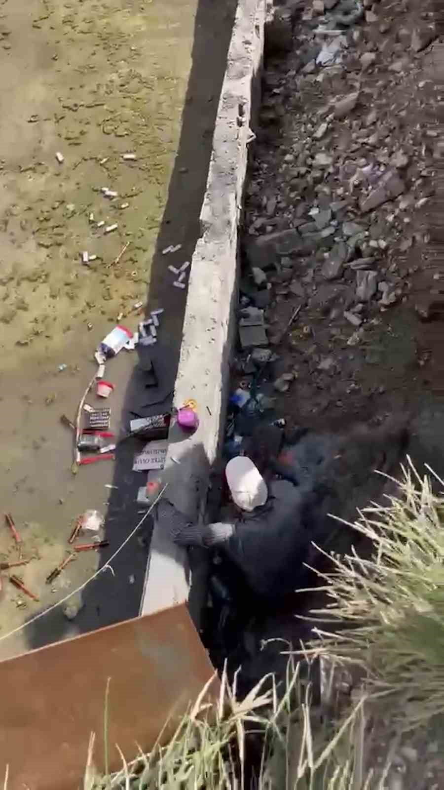 HATAY'DA KALDIRIMI İŞGAL EDEN VE GÜVENLİK ÖNLEMİ ALINMAYAN İNŞAATIN TEMELİNE DÜŞEN YAŞLI ADAM...