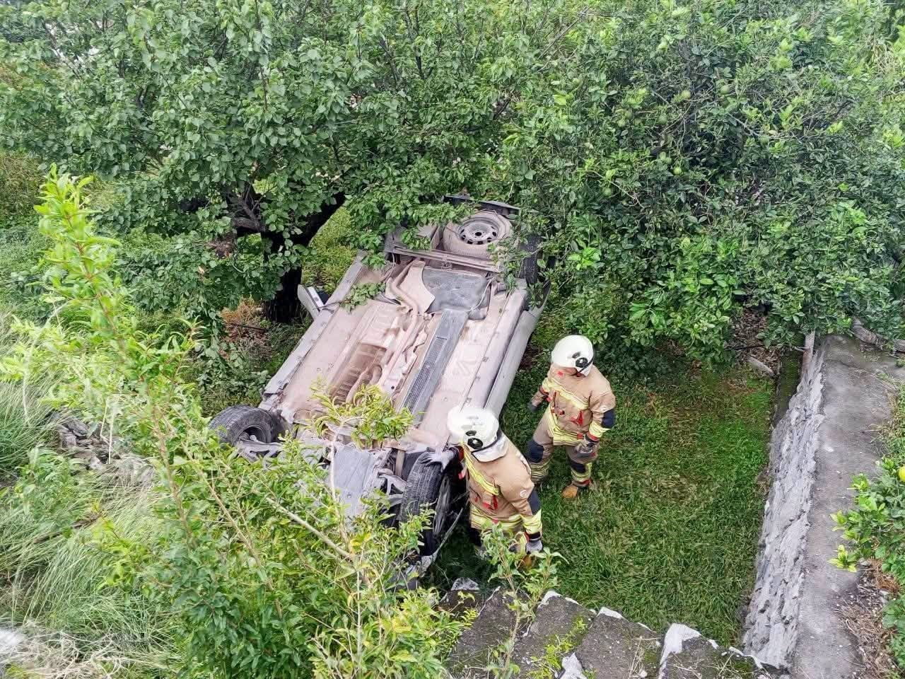 HATAY'DA SÜRÜCÜSÜNÜN KONTROLÜNÜ KAYBETMESİYLE BAHÇEYE UÇARAK TERS DÖNEN OTOMOBİLDEKİ 2 KİŞİ...