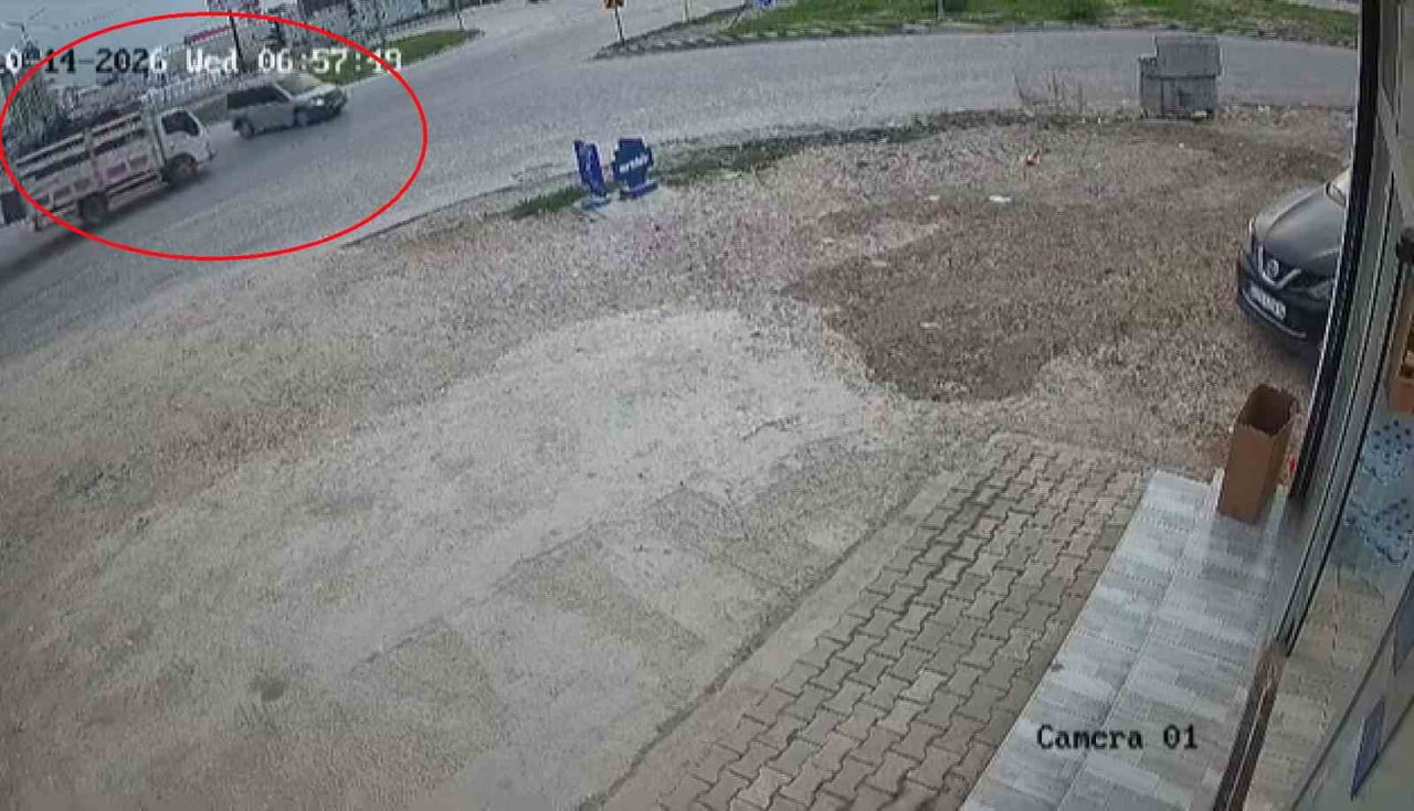 HATAY'IN ANTAKYA İLÇESİNDE KAMYONET İLE HAFİF TİCARİ ARACIN KAVŞAKTA ÇARPIŞTIĞI KAZA ANI GÜVENLİK...