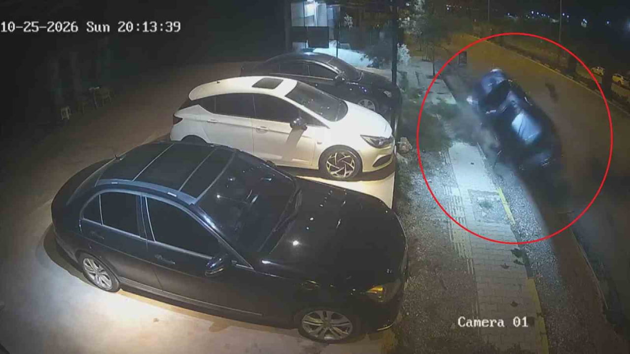 HATAY'IN ANTAKYA İLÇESİNDE SÜRÜCÜSÜNÜN KONTROLÜNDEN ÇIKAN OTOMOBİL, PARK HALİNDEKİ BAŞKA BİR ARACA...