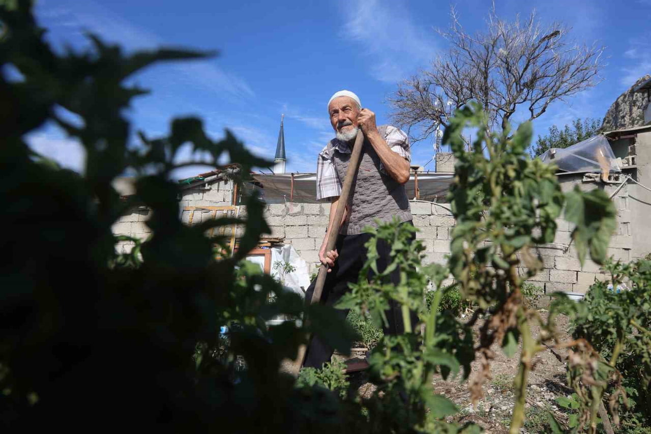 HATAY'IN ANTAKYA İLÇESİNDE YAŞAYAN 90 YAŞINDAKİ SAHİP YURTSEVER, DEPREMDE YIKILAN EVİN ENKAZINI...