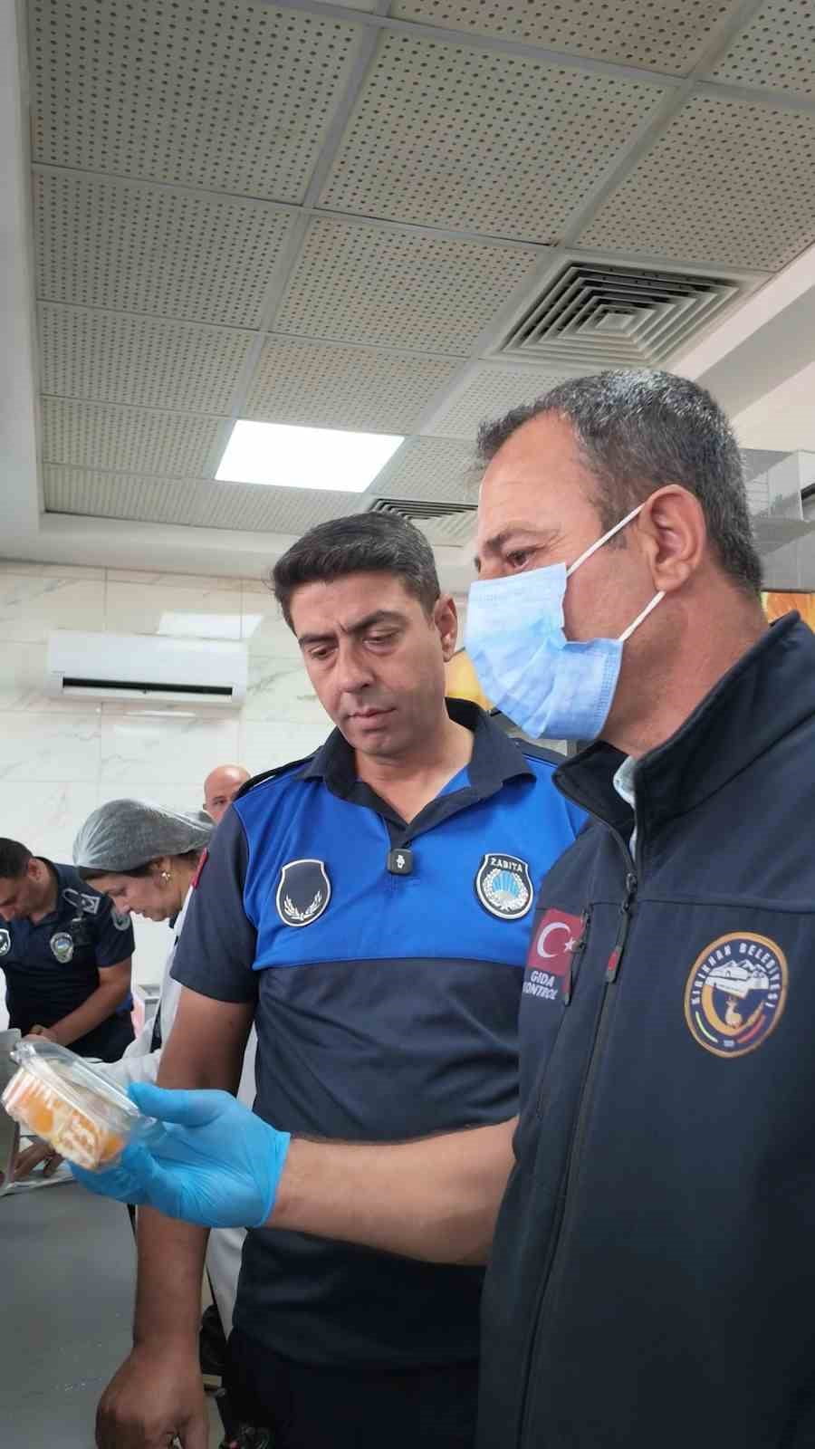 HATAY'IN KIRIKHAN İLÇESİNDE ZABITA EKİPLERİNİN OKUL KANTİNLERİNE YÖNELİK DENETİMLERİNDE, TAVUK...