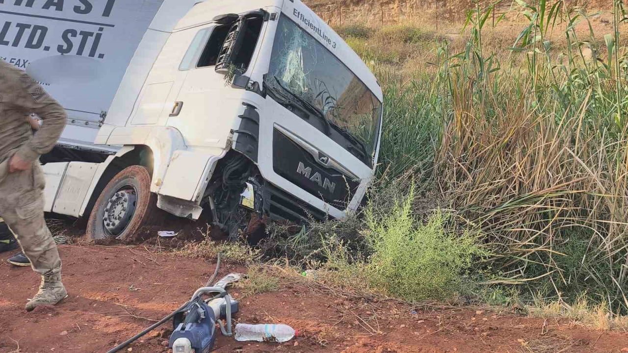 HATAY'IN REYHANLI İLÇESİNDEKİ CİLVEGÖZÜ SINIR KAPISI'NDA KONTROLDEN ÇIKAN TIR, KARŞI ŞERİDE...