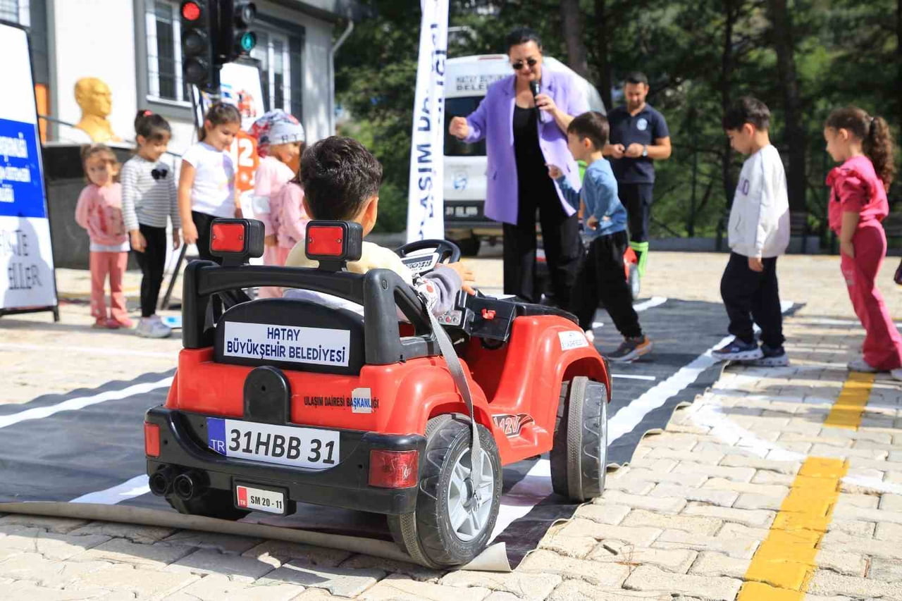 HATAY BÜYÜKŞEHİR BELEDİYESİ EKİPLERİ, İSKENDERUN’DA İLKOKUL ÖĞRENCİLERİNE TRAFİK EĞİTİMİ...