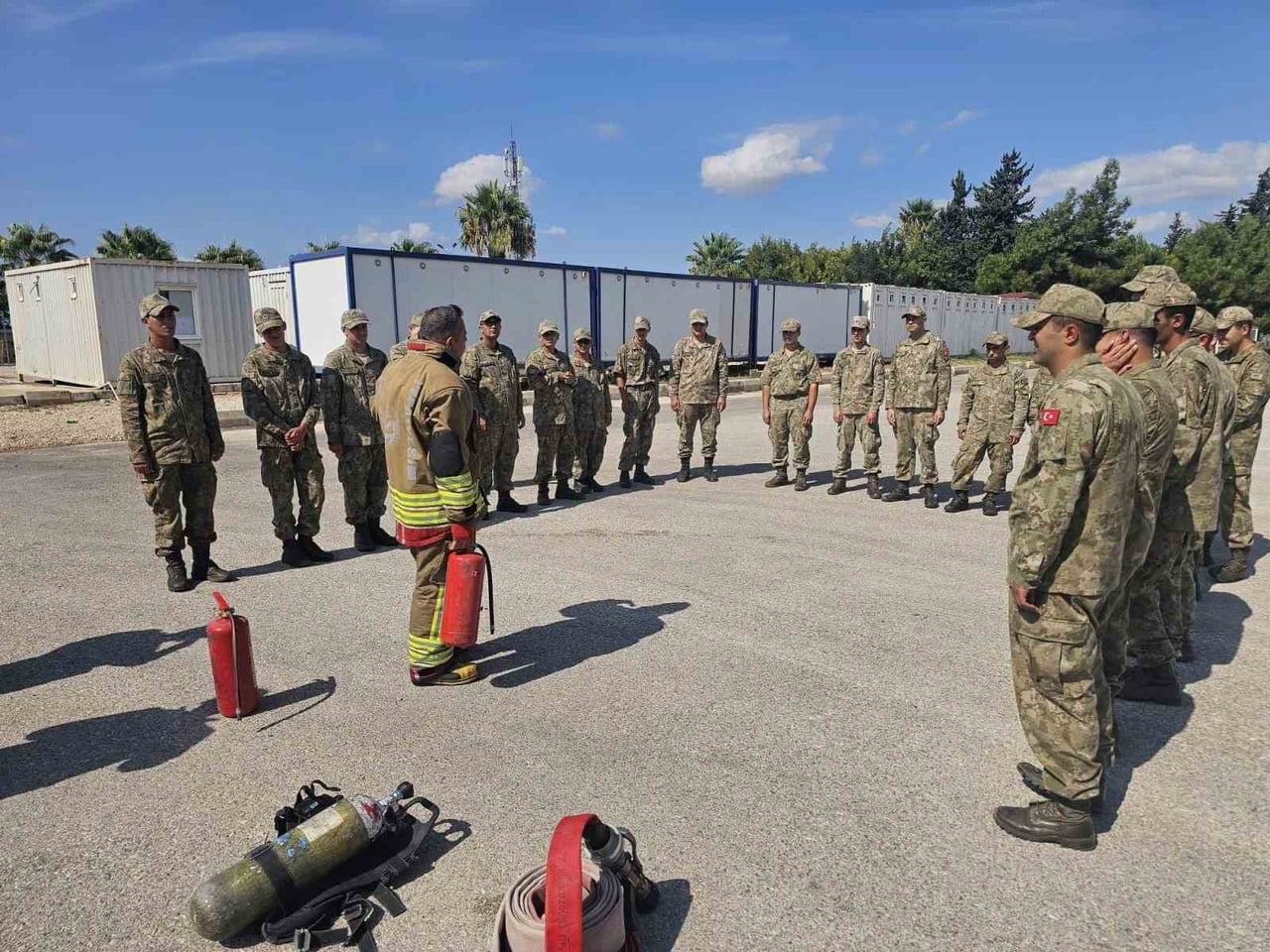 HATAY BÜYÜKŞEHİR BELEDİYESİ EKİPLERİ, REYHANLI’DA GÖREV YAPAN ASKERLERE TEMEL YANGIN EĞİTİMİ VERDİ...