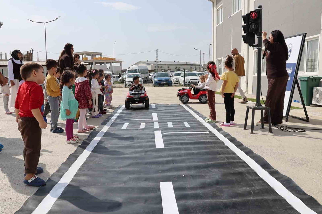 HATAY BÜYÜKŞEHİR BELEDİYESİ TARAFINDAN YÜRÜTÜLEN PROJE KAPSAMINDA ÇOCUKLARA TRAFİK KURALLARI...