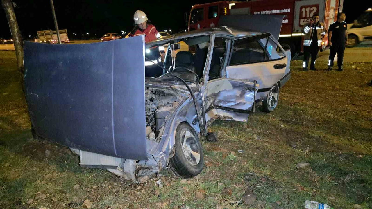 HATAY’DA 2 OTOMOBİLİN ÇARPIŞMASIYLA YAŞANAN KAZADA 4 KİŞİ YARALANDI. KAZADA ÇARPIŞMANIN ETKİSİYLE...