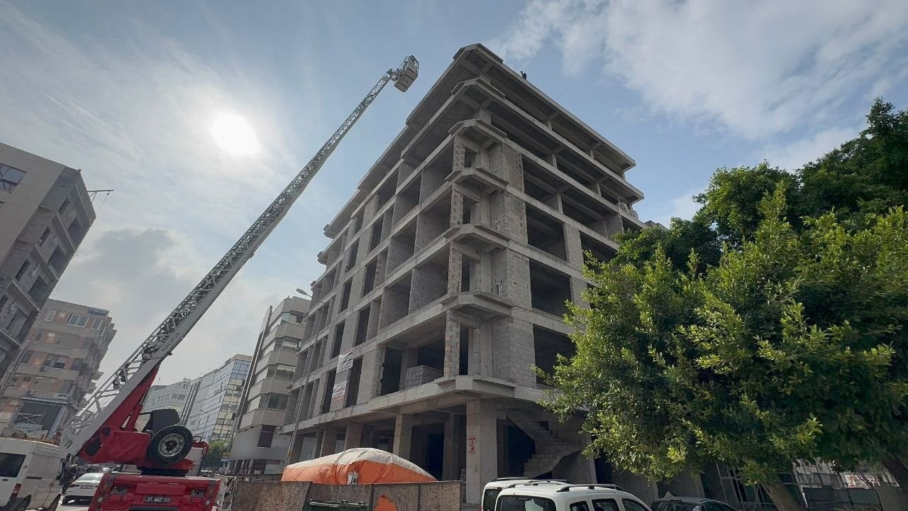 HATAY’DA ASKERLİK YAPTIĞI ALAYDAN SILA İZNİNE ÇIKAN MEHMETÇİK, İNŞAAT HALİNDEKİ 7 KATLI BİNANIN EN...