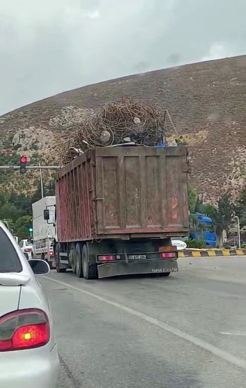 HATAY’DA DORSENİN ÜZERİNDEN TAŞACAK ŞEKİLDE HURDA DEMİR TAŞIYAN TIR, TRAFİKTEKİ DİĞER ARAÇ...