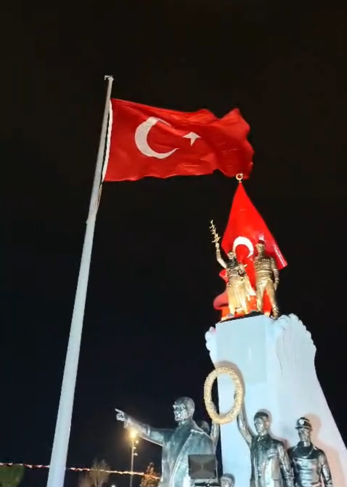 HATAY’DA FIRTINA NEDENİYLE BAYRAKLAR GEÇİCİ OLARAK İNDİRİLDİ.