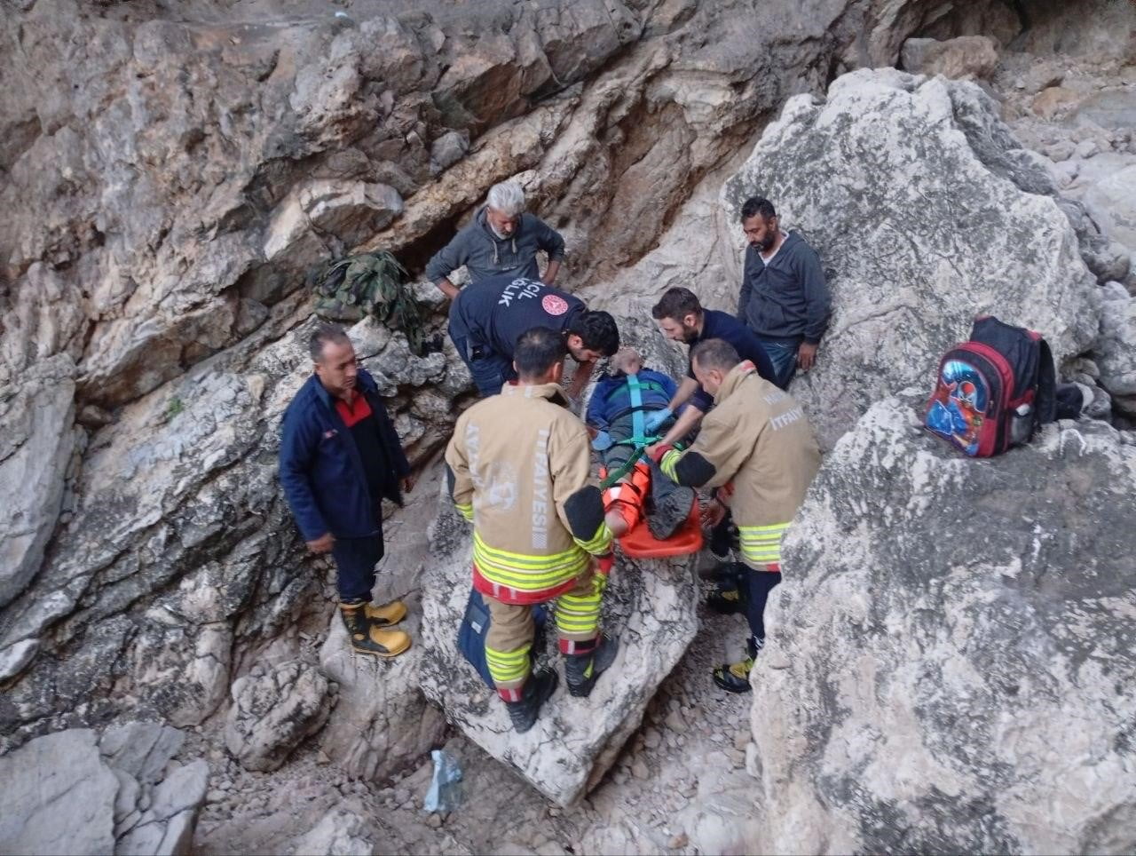 HATAY’DA KARAMAĞARA KOYU’NDA BALIK TUTMAYA GİDERKEN KAYALIKLARDAN DÜŞEN ŞAHIS YARALANDI. YARALI...