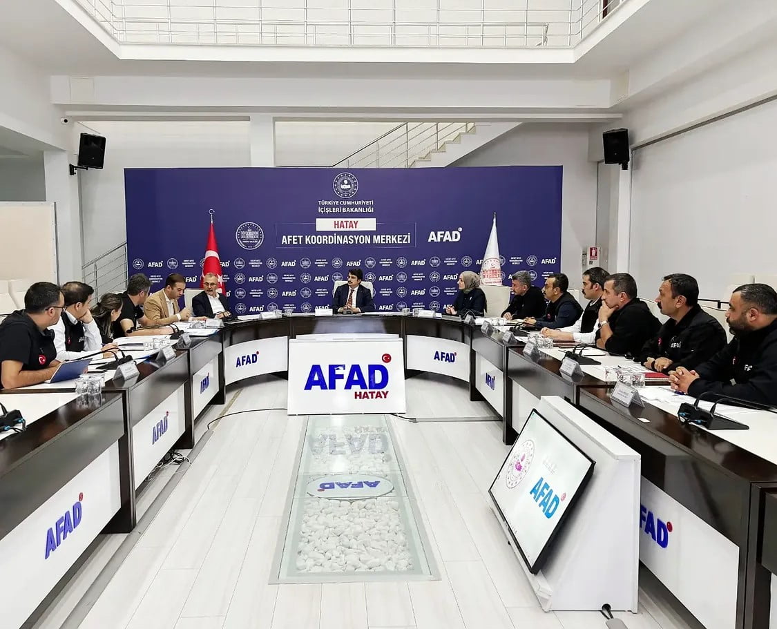 HATAY’DA KIRSAL AFET KONUTLARINA YÖNELİK ÇALIŞMALARIN DEĞERLENDİRİLDİĞİ TOPLANTI...