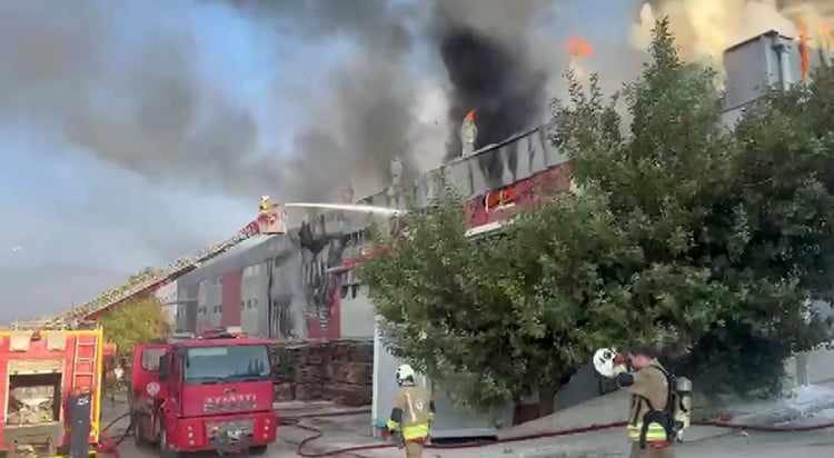 HATAY’DA MOBİLYA FABRİKASINDA ÇIKAN YANGINA İTFAİYE EKİPLERİ MÜDAHALE ETTİ