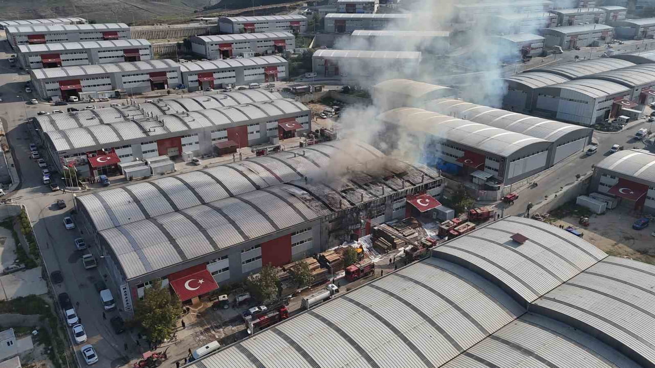 HATAY’DA MOBİLYA FABRİKASINDA ÇIKAN YANGINDA ALEVLER İTFAİYE EKİPLERİNİN MÜDAHALESİYLE KONTROL...