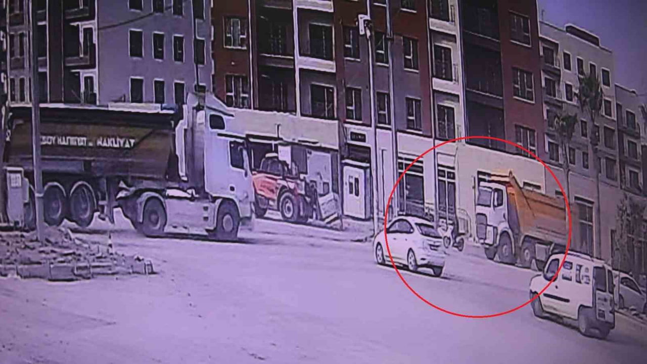 HATAY’DA MOTOSİKLETİN HAFRİYAT KAMYONUNUN ALTINDA KALDIĞI ANLAR GÜVENLİK KAMERASINA YANSIDI