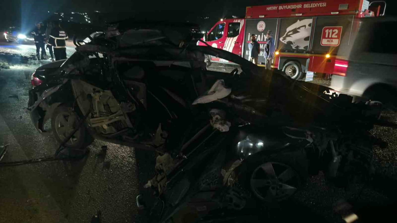HATAY’DA OTOMOBİL İLE TRAKTÖRÜN ÇARPIŞTIĞI KAZADA 3 KİŞİ YARALANDI.