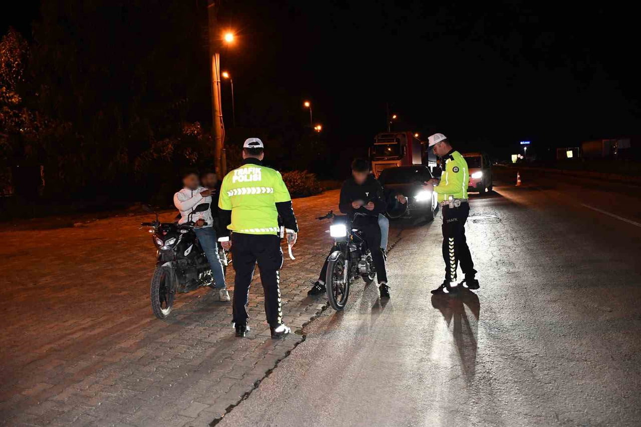 HATAY’DA POLİS EKİPLERİ TARAFINDAN GECE SAATLERİNDE ALKOLLÜ SÜRÜCÜLERE YÖNELİK DENETİM...