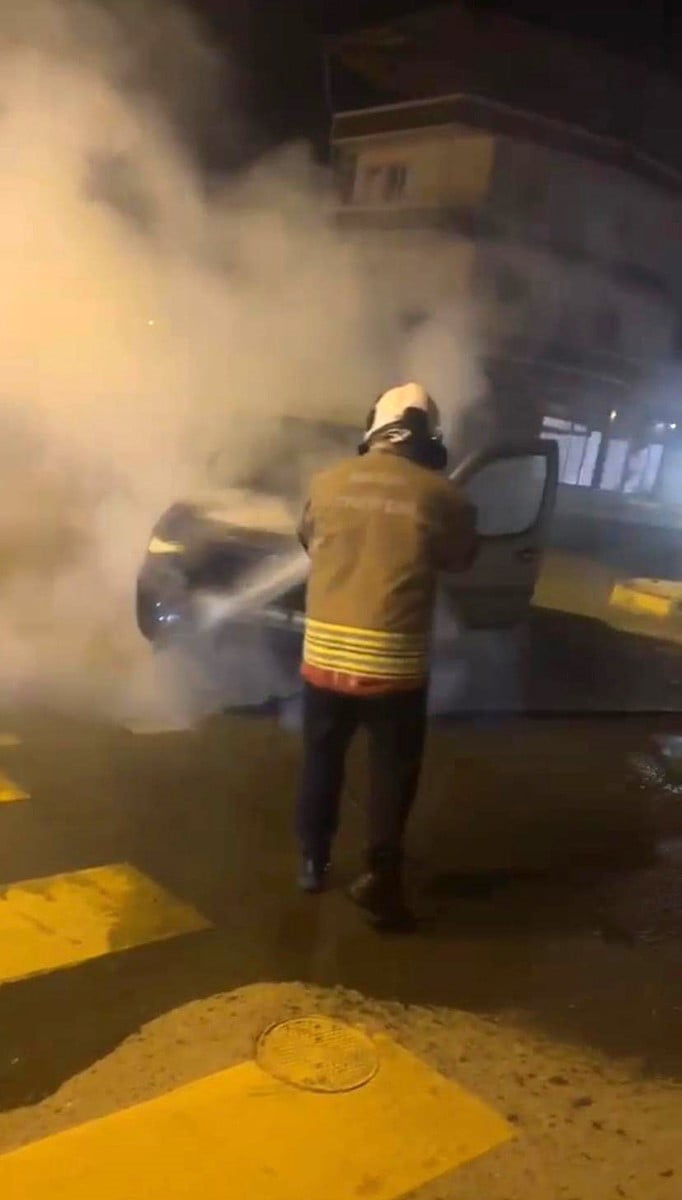 HATAY’DA SEYİR HALİNDEYKEN YANMAYA BAŞLAYAN FİAT MARKA HAFİF TİCARİ ARAÇ KULLANILMAZ HALE...