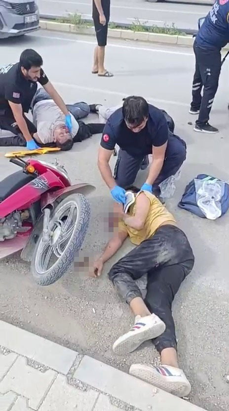 HATAY’DA TIRLA ÇARPIŞAN MOTOSİKLETTEN YERE SAVRULAN 3 KİŞİ YARALANDI.