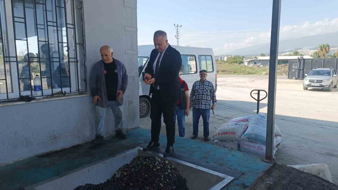 HATAY İL TARIM VE ORMAN MÜDÜRÜ ABDURRAHMAN TÜRKMEN, ZEYTİNYAĞI SIKIM İŞLETMESİNİ ZİYARET EDEREK...