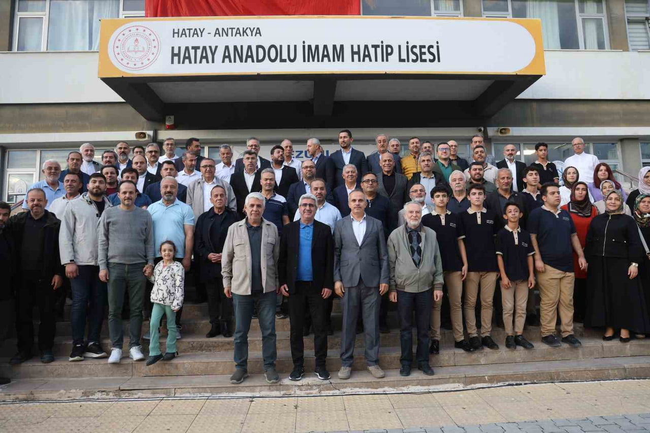 HATAY’IN ANTAKYA İLÇESİNDE 1967 YILINDA KURULAN HATAY ANADOLU İMAM HATİP LİSESİ’NDE MEZUNLAR...
