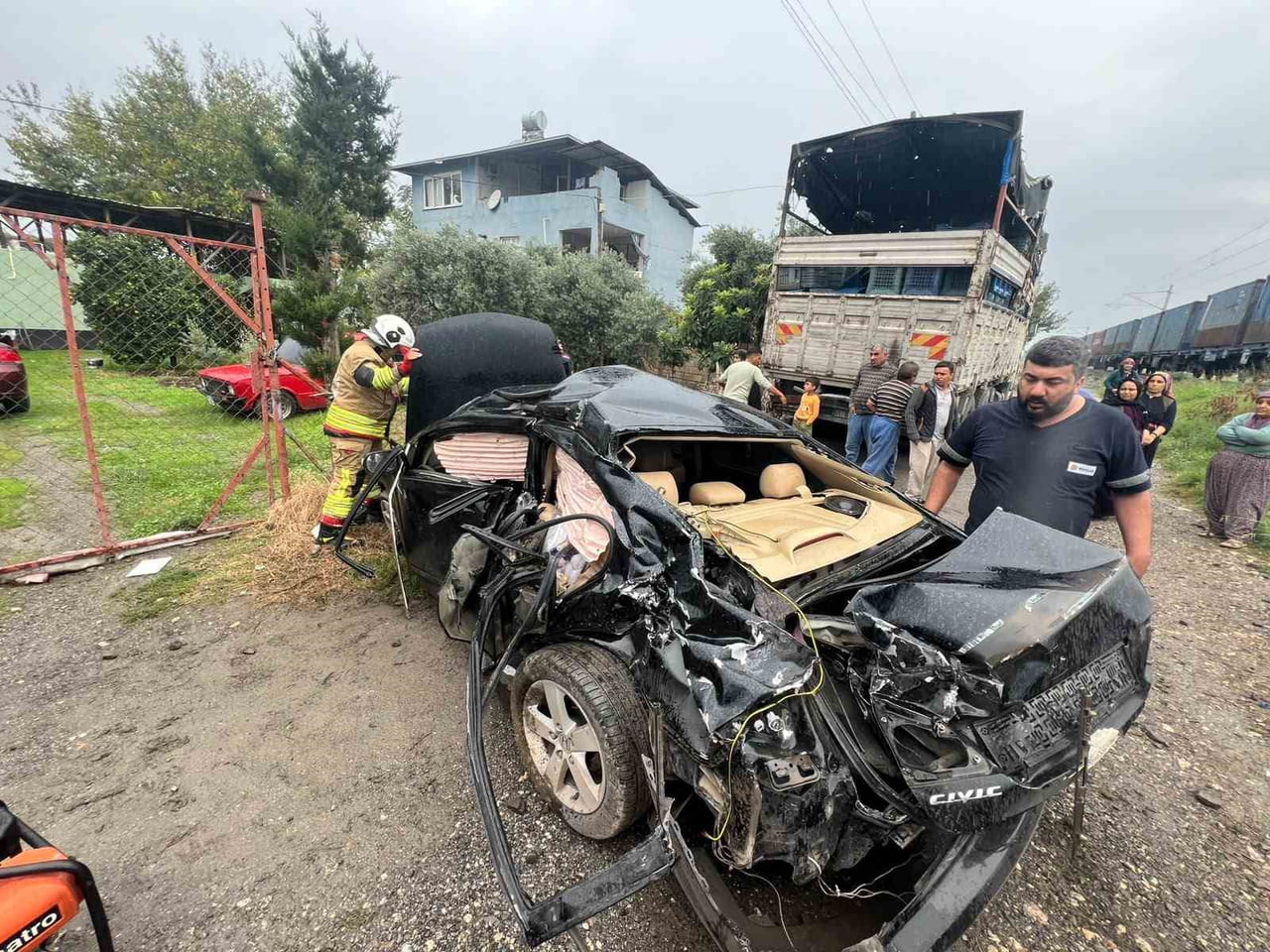 HATAY’IN DÖRTYOL İLÇESİNDE TREN İLE OTOMOBİL ÇARPIŞTI. TRENİN ÇARPTIĞI OTOMOBİLDEKİ 2 KİŞİ...