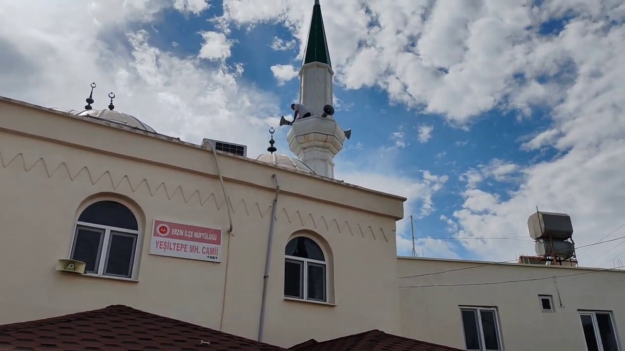 HATAY’IN ERZİN İLÇESİNDE SAĞANAK YAĞIŞ SIRASINDA CAMİNİN MİNARESİNE İSABET EDEN YILDIRIM, CAMİDEKİ...
