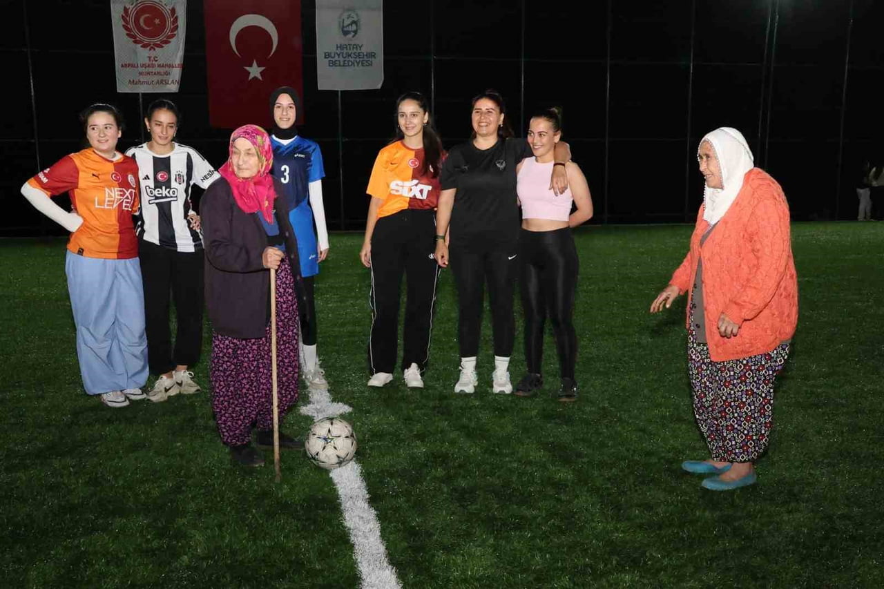 HATAY’IN HASSSA İLÇESİNDE YAŞAYAN KADINLAR, KURDUKLARI FUTBOL TAKIMLARIYLA CUMHURİYET BAYRAMI’NI...