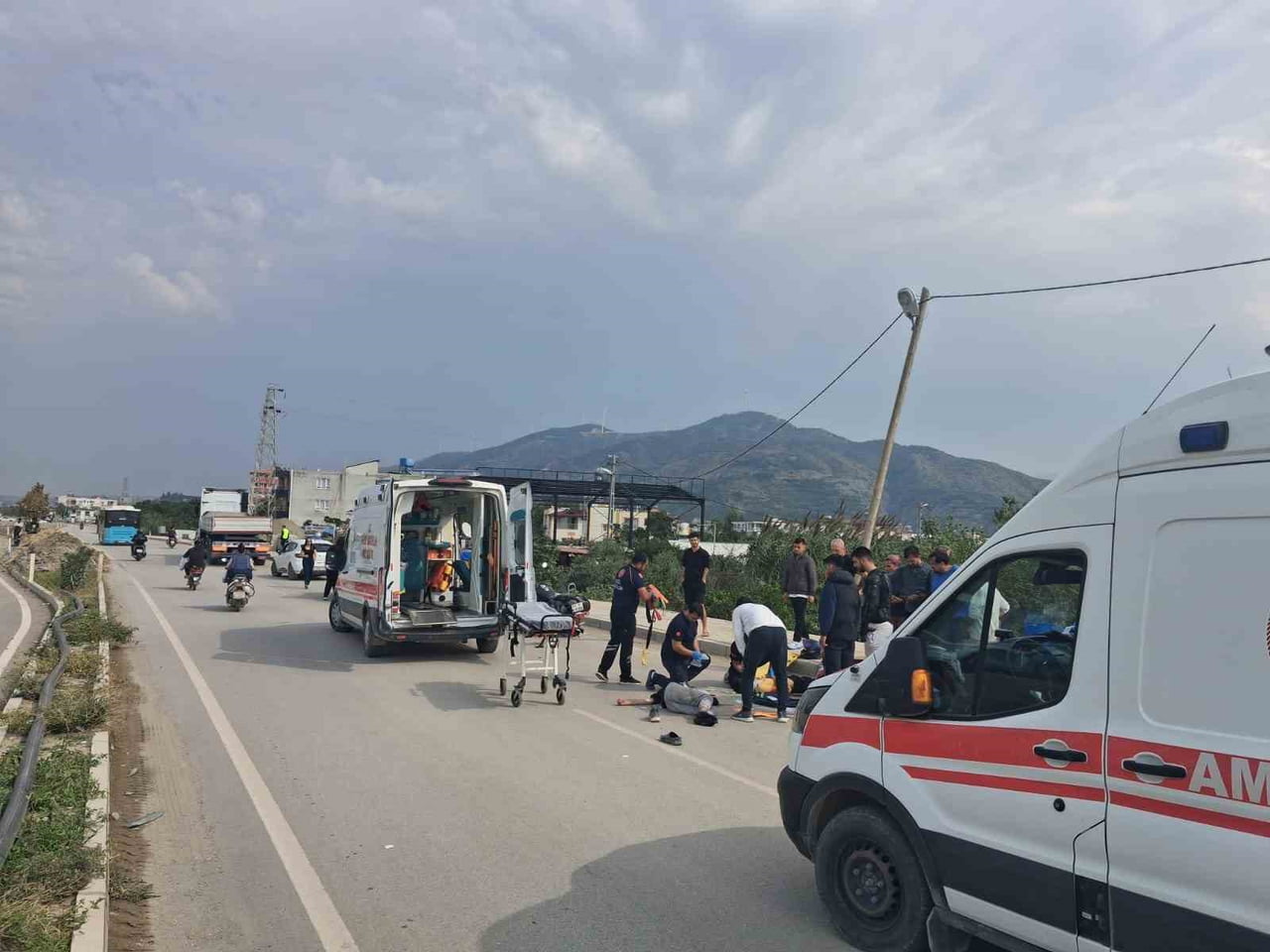 HATAY’IN SAMANDAĞ İLÇESİNDE 16 YAŞINDAKİ ÇOCUĞUN KULLANDIĞI MOTOSİKLET, SOLA MANEVRA YAPAN TIRIN...