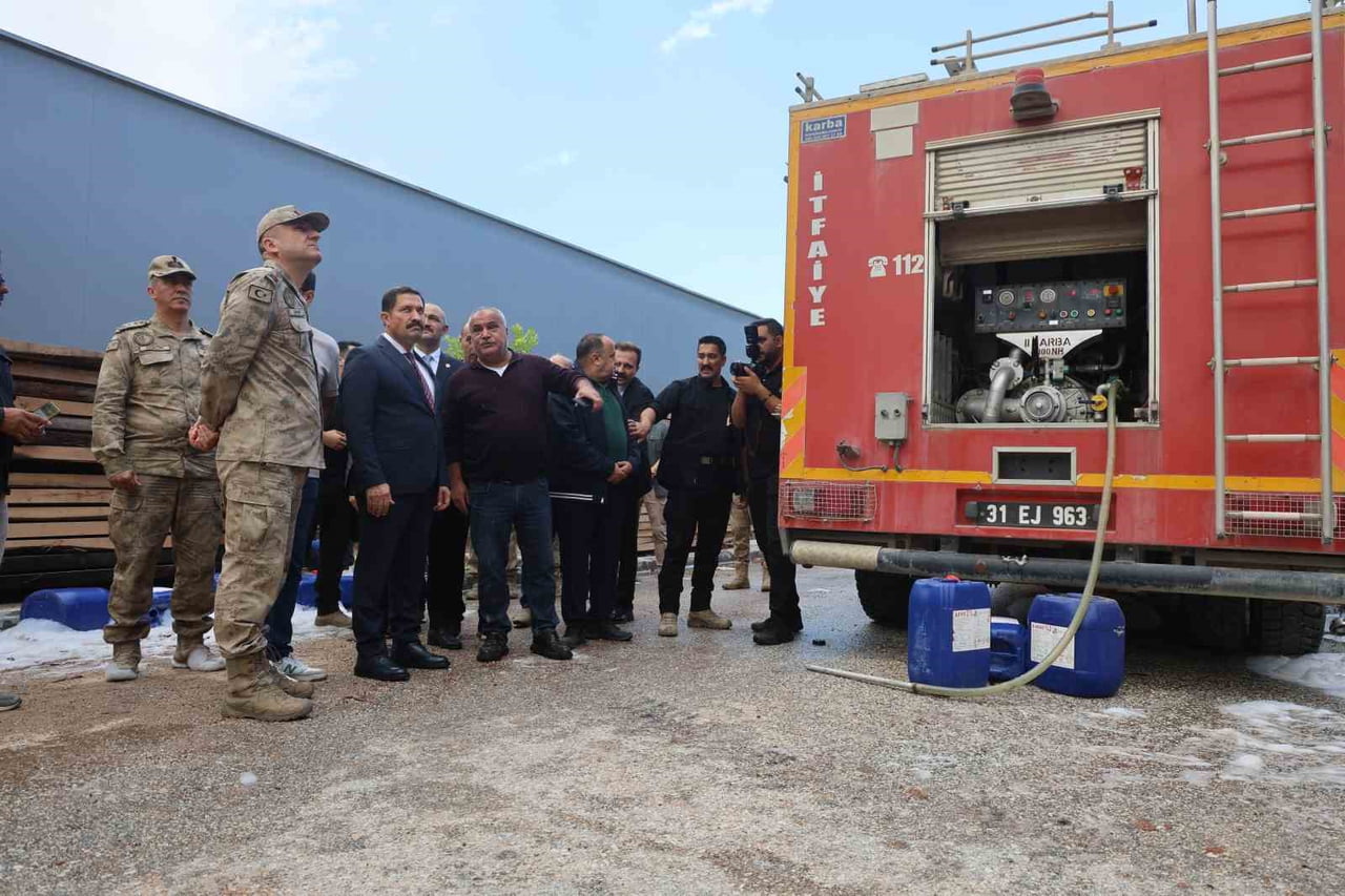HATAY VALİSİ MUSTAFA MASATLI, YANGININ ÇIKTIĞI FABRİKADA İNCELEMELERDE BULUNDU.