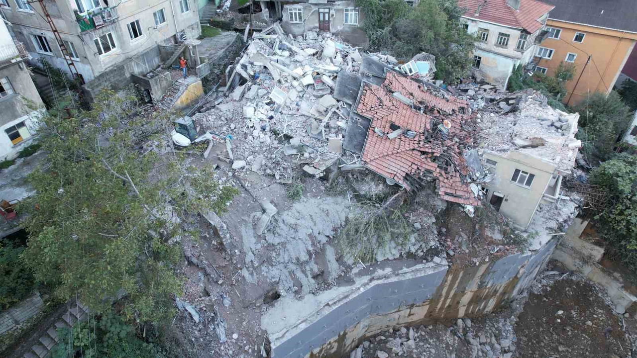 HAVADAN GÖRÜNTÜLENEN ENKAZIN ÇEVRESİNDE 7 BİNA, 13 DAİREDE YAŞAYAN 30 KİŞİ TAHLİYE...