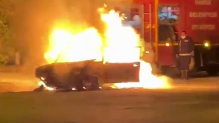 HAVSA İLÇESİNDE PARK HALİNDEKİ OTOMOBİL YANARAK KULLANILAMAZ HALE GELDİ.