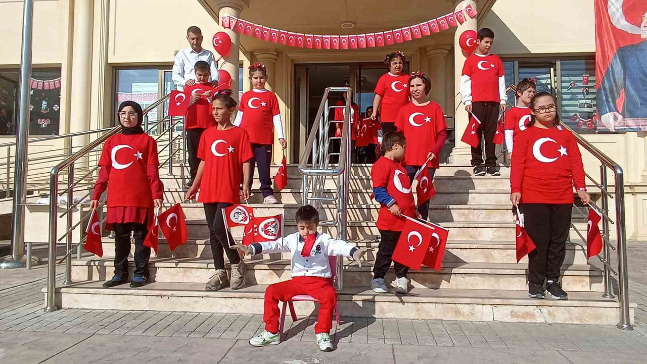 HAVZA’DA ÖZEL ÖĞRENCİLERDEN CUMHURİYET BAYRAMI KUTLAMASI