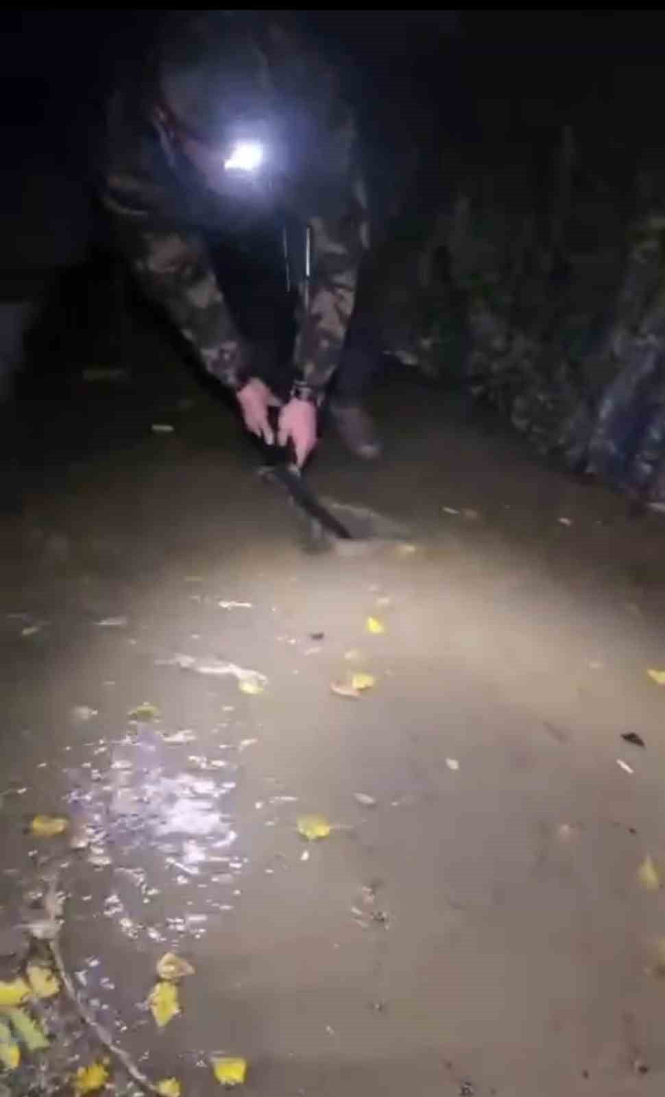 HAZAR GÖLÜ KIYISINDA KAMP YAPAN VATANDAŞLAR, ANİDEN BASTIRAN ŞİDDETLİ YAĞMUR VE FIRTINA NEDENİYLE...
