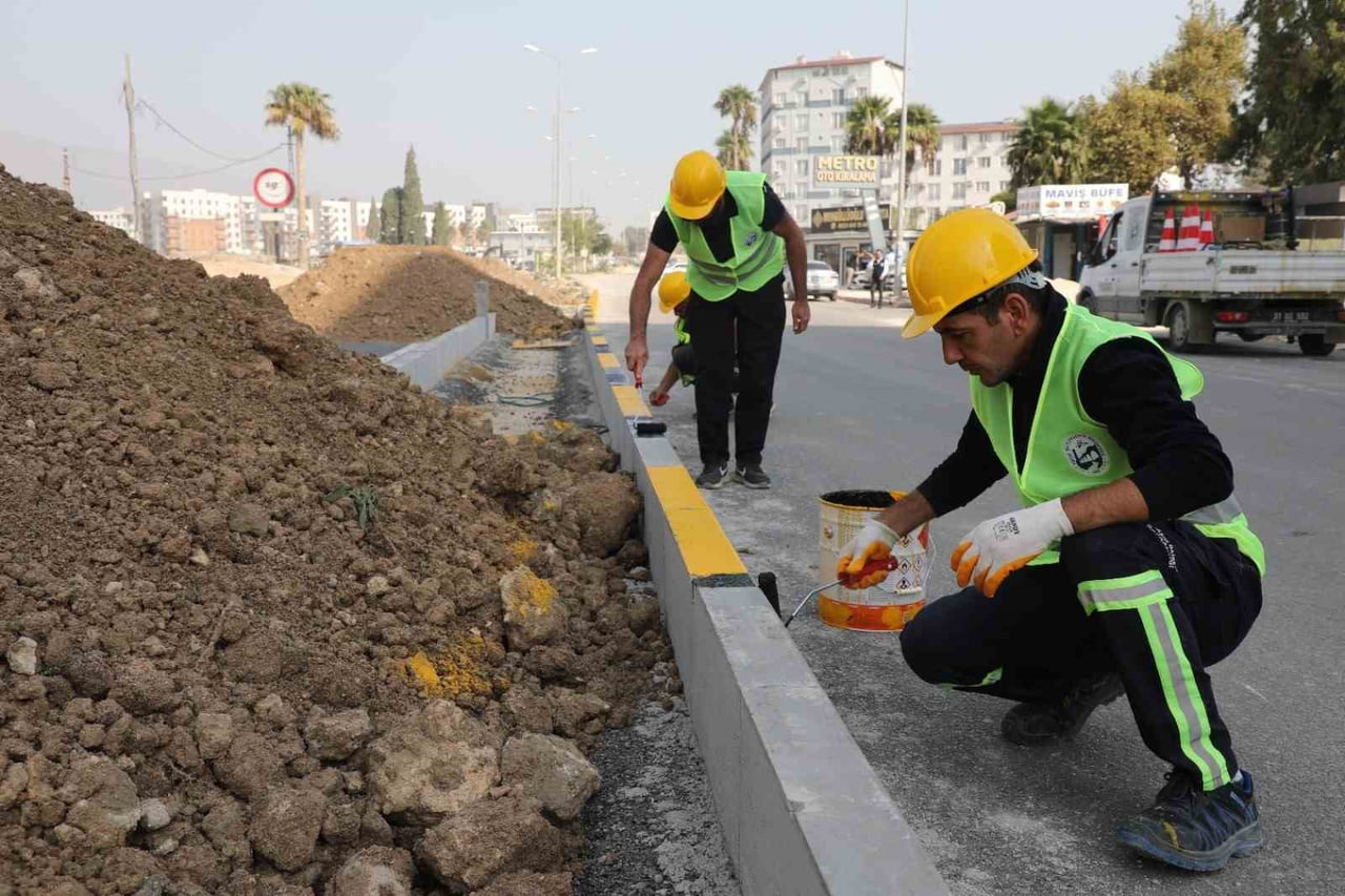 HBB EKİPLERİ, ANTAKYA’DA ORTA REFÜJ, YOL ÇİZGİSİ VE BORDÜR ÇALIŞMASI GERÇEKLEŞTİRDİ.