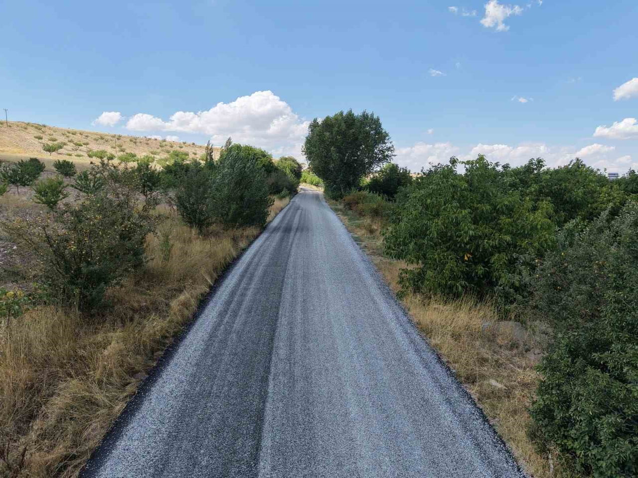 HEKİMHAN’DA 7 MAHALLENİN ULAŞIMINI RAHATLATAN YOL ÇALIŞMASI TAMAMLANDI