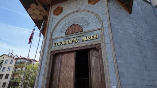 Her ziyaretçi ilmek ilmek Türk bayrağı halısı dokuyor