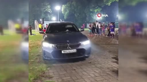 Hindistan’da ünlü oyuncu Tiger Shroff’un aracına kimliği belirsiz kişiler tarafından en az 4 el...