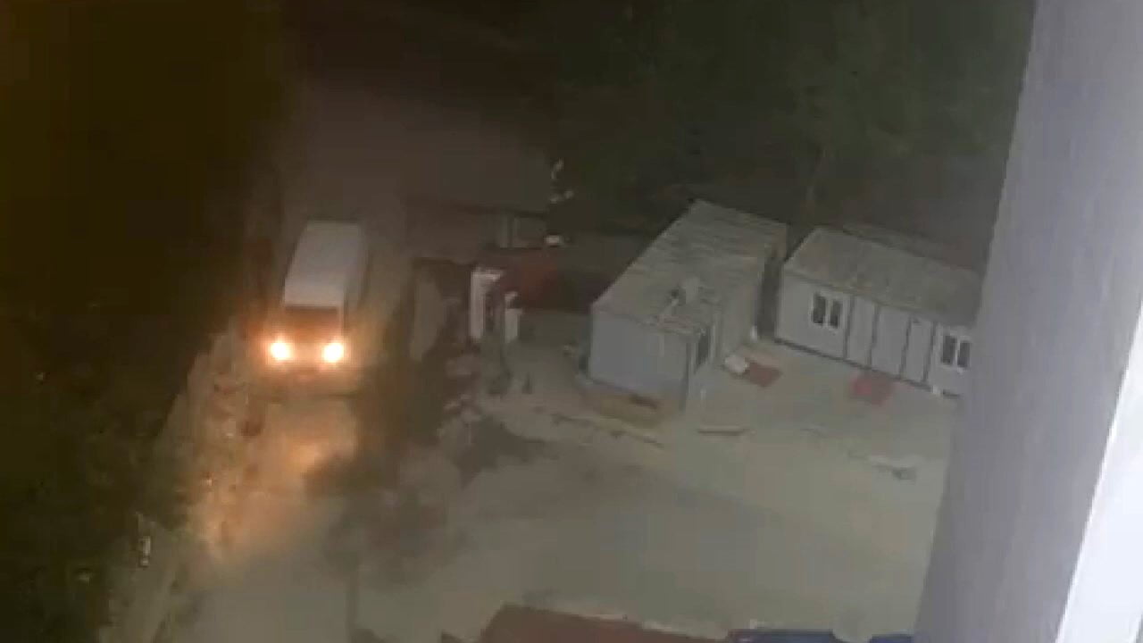 HIRSIZLIK ANLARI GÜVENLİK KAMERASINA YANSIDI.